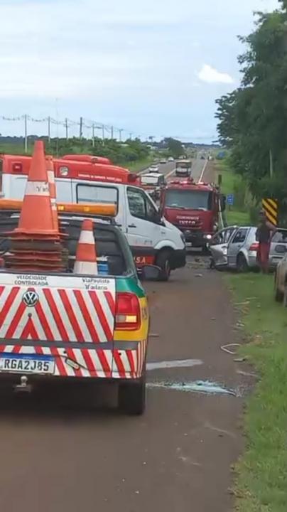 Foto 3 de 16 — Colisão entre 3 veículos provoca morte na SP-255